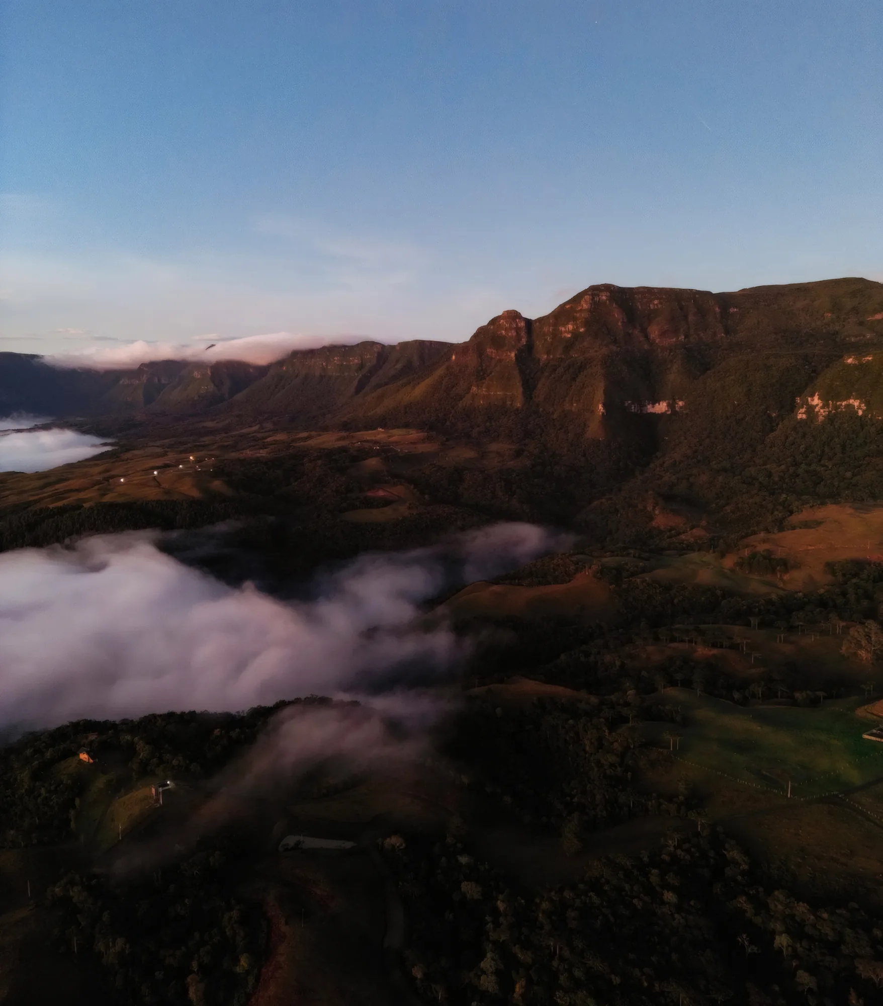 Neblina entre as montanhas ao amanhecer na serra de Alfredo Wagner
