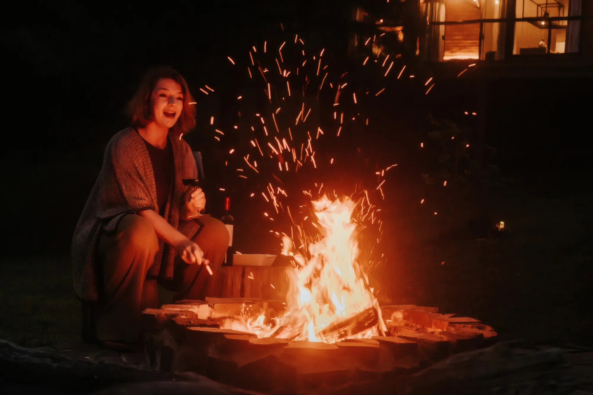 Hóspede junto ao firepit à noite