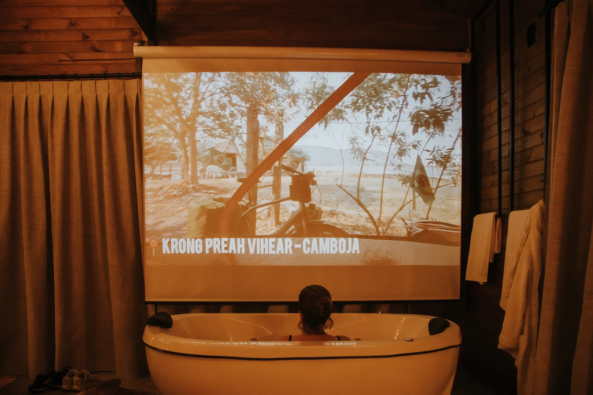 Cinema privado com projetor sobre a banheira